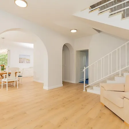 Вилла Luxury With 5 Bedroom Колобжег
