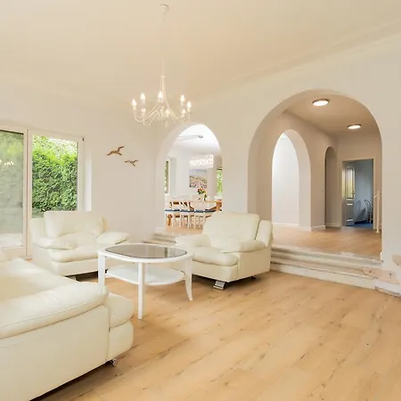 Вилла Luxury With 5 Bedroom Колобжег